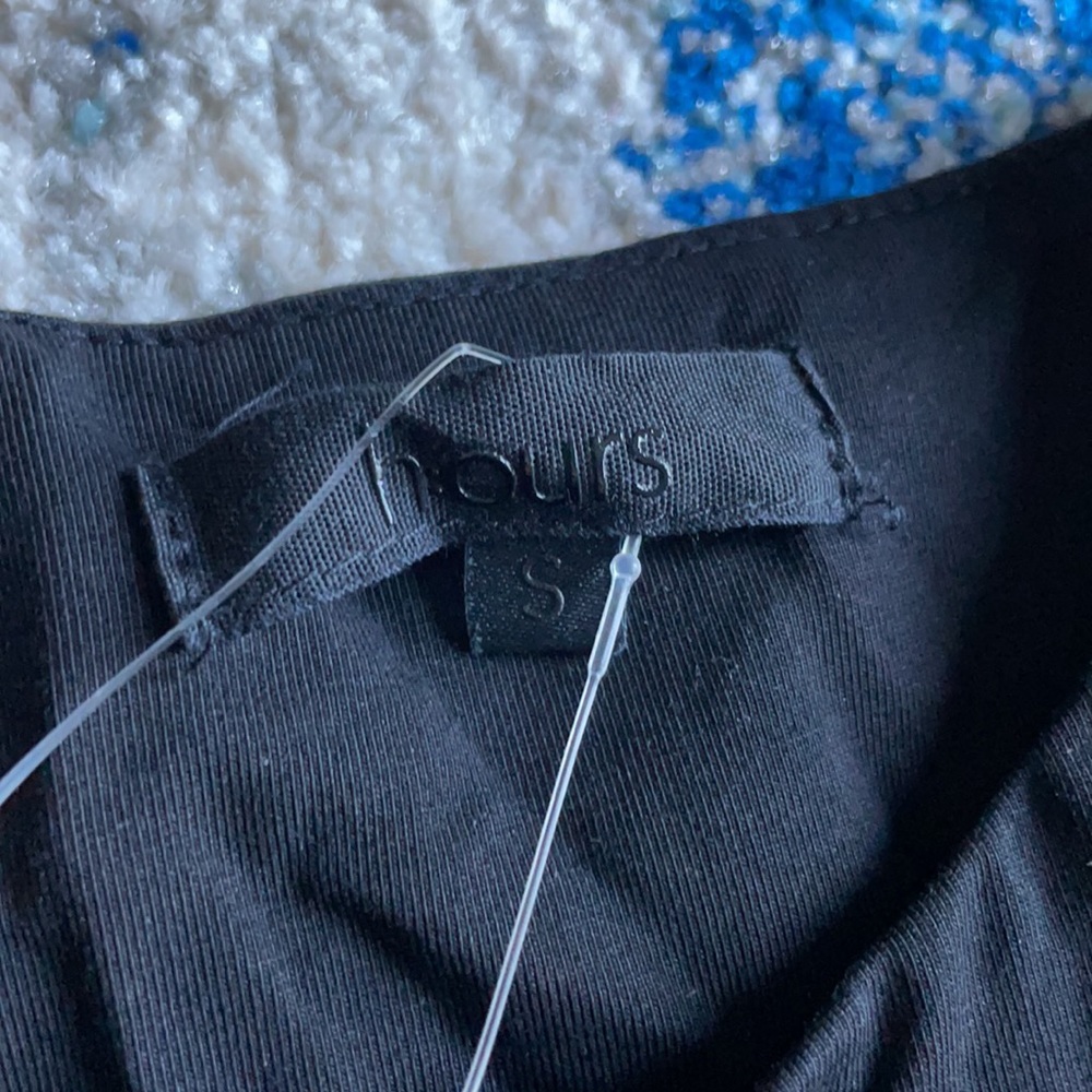 h:ours Diem Cut Out Top in Black - Picture 6 of 13
